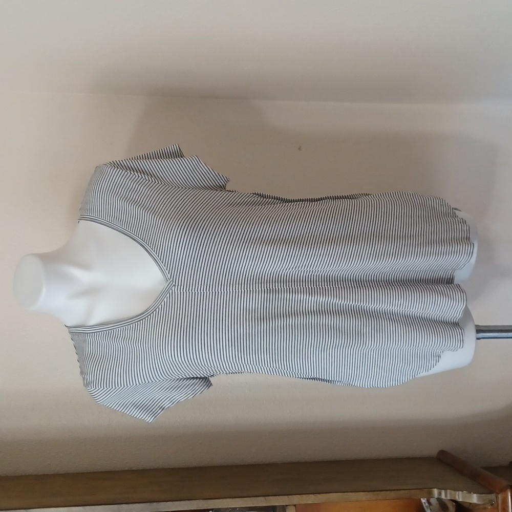 Mossimo short sleeve tunic top high low size large